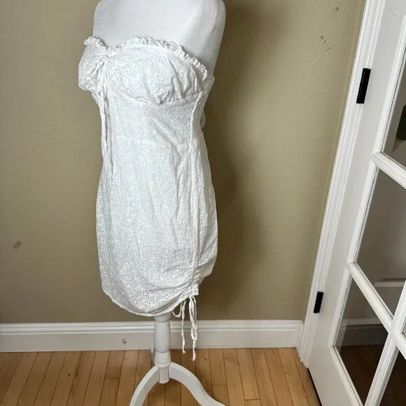 NWT AIYANA City Break Mini Dress White Eyelet Strapless Size Large - Picture 13 of 16